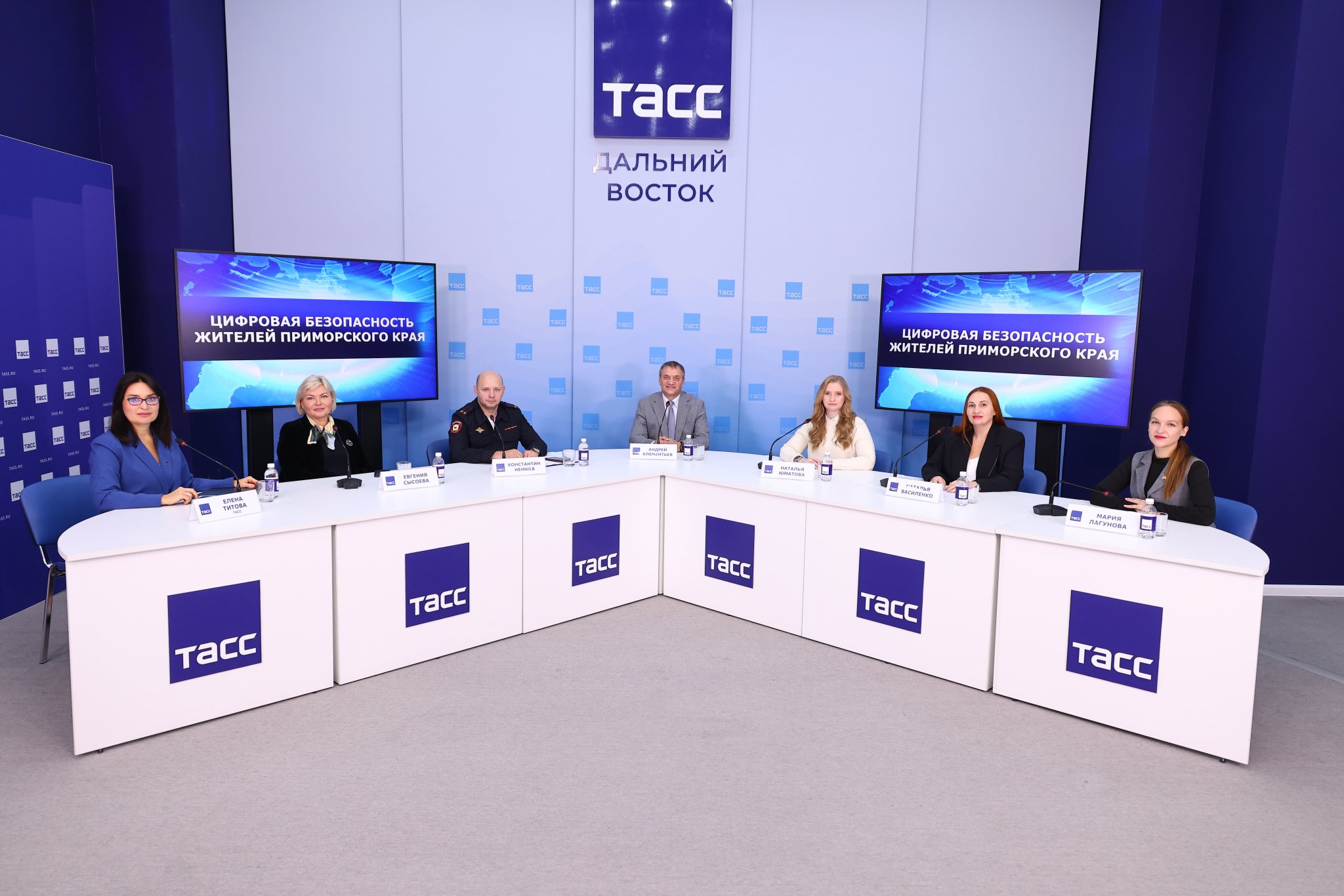 Участники круглого стола &quotЦифровая безопасность жителей Приморского края&quot ТАСС